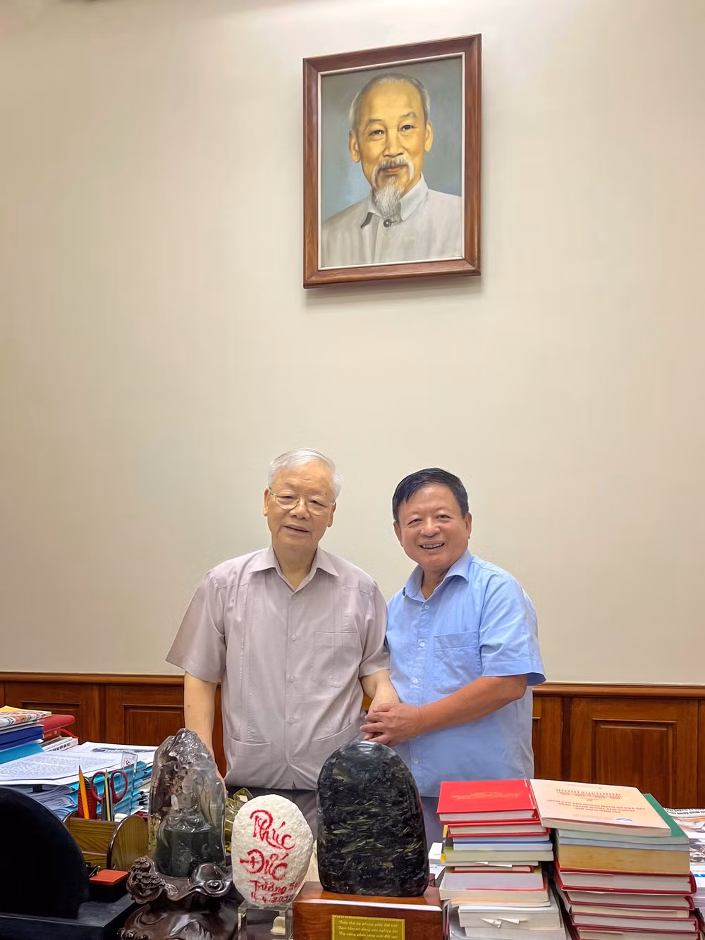 Tấm ảnh kỷ niệm với Tổng Bí thư Nguyễn Phú Trọng tại phòng làm việc của ông được nhạc sĩ Đỗ Hồng Quân lưu giữ trong điện thoại cá nhân.