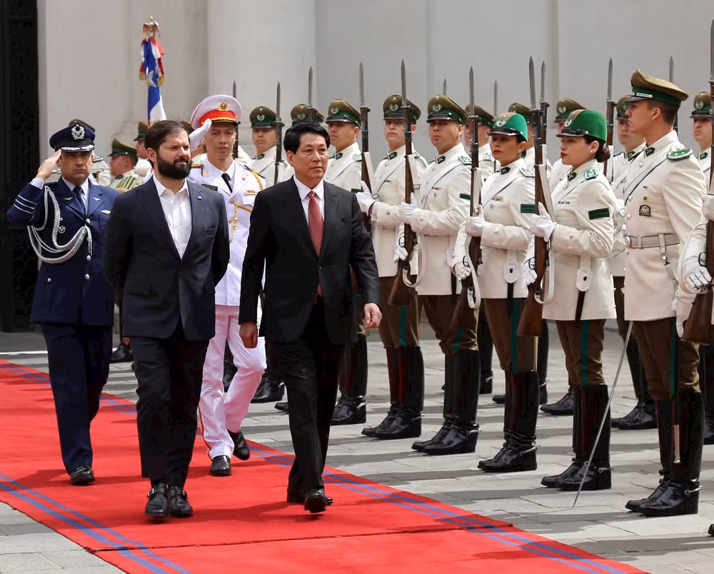 Chủ tịch nước Lương Cường và Tổng thống Chile Gabriel Boric duyệt đội danh dự. Ảnh: Xuân Kỳ