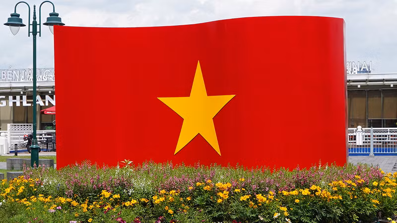 Lá cờ lớn được dựng tại công viên bến Bạch Đằng, quận 1, Thành phố Hồ Chí Minh.