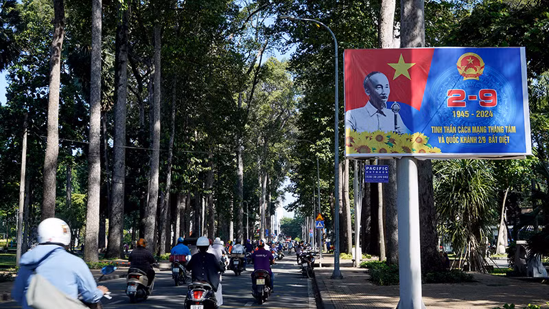 Tấm pano hình ảnh chào mừng đặt tại công viên Tao Đàn, quận 1 thu hút ánh nhìn của nhiều người.