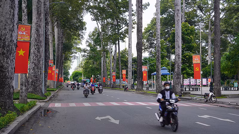 Đường An Dương Vương, quận 5, thêm sinh động khi được treo cờ đỏ thắm dọc hai bên đường.