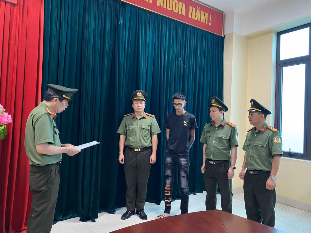 Cơ quan điều tra đọc quyết định khởi tố bị can và bắt tạm giam đối tượng Phan Quang Tùng.