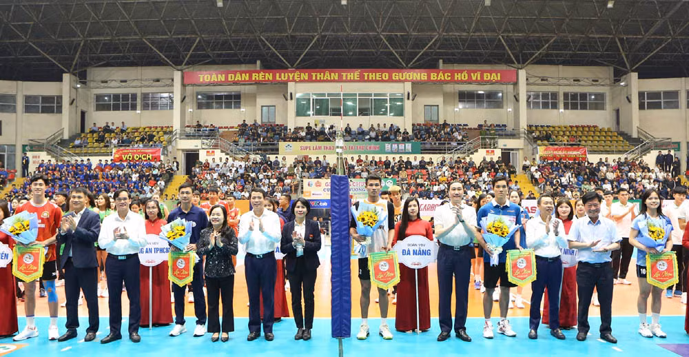 Ban tổ chức tặng hoa chúc mừng các đội bóng tham dự Cúp Hùng Vương.
