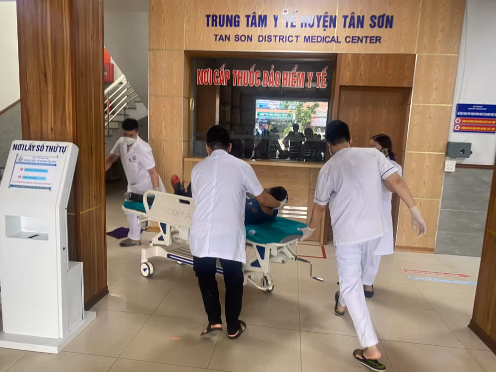 Nhân viên y tế Trung tâm y tế huyện Tân Sơn, tỉnh Phú Thọ khẩn trương cấp cứu người bị nạn. Nhân viên y tế Trung tâm y tế huyện Tân Sơn, tỉnh Phú Thọ khẩn trương cấp cứu người bị nạn.