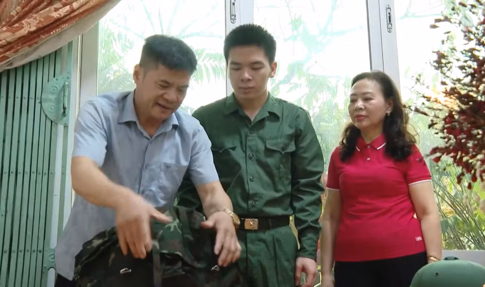 Tân binh Nguyễn Xuân Lộc và gia đình ở thị trấn Phong Châu, huyện Phù Ninh chuẩn bị quân tư trang sẵn sàng lên đường nhập ngũ. Tân binh Nguyễn Xuân Lộc và gia đình ở thị trấn Phong Châu, huyện Phù Ninh chuẩn bị quân tư trang sẵn sàng lên đường nhập ngũ.