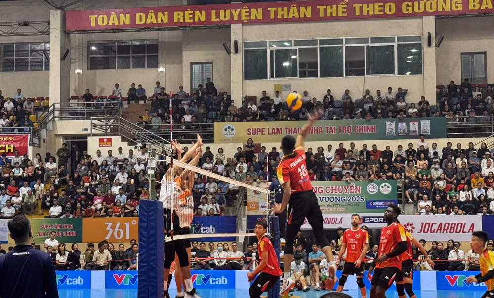 Pha đánh bóng tấn công giữa trận Công an Thành phố Hồ Chí Minh gặp Đà Nẵng.