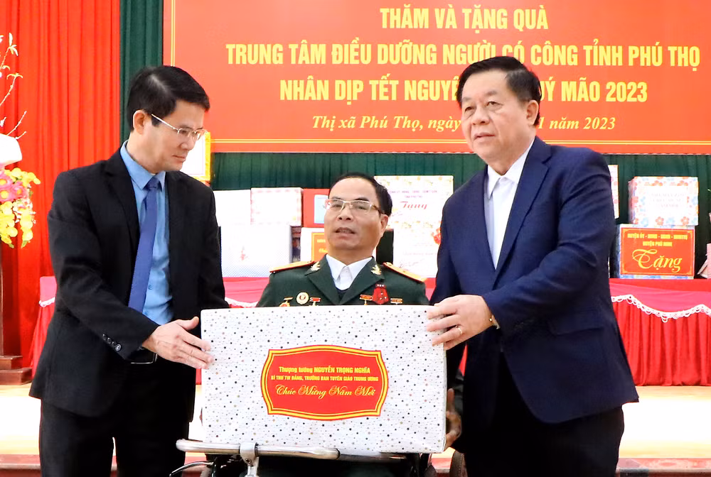 Đồng chí Nguyễn Trọng Nghĩa tặng quà cho cán bộ, thương, bệnh binh Trung tâm điều dưỡng người có công tỉnh Phú Thọ. Đồng chí Nguyễn Trọng Nghĩa tặng quà cho cán bộ, thương, bệnh binh Trung tâm điều dưỡng người có công tỉnh Phú Thọ.