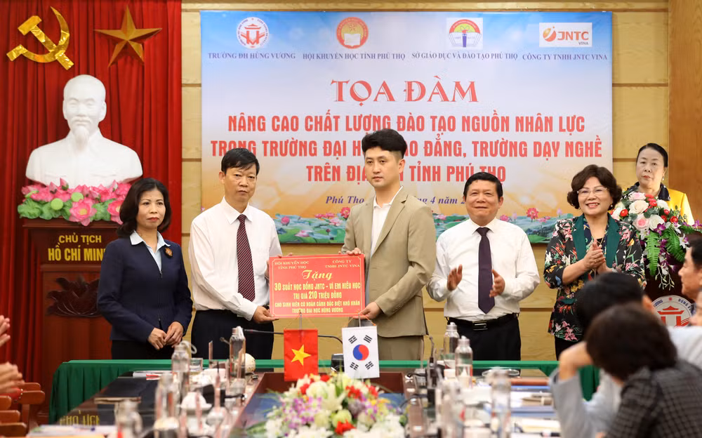 Hội khuyến học tỉnh trao học bổng cho sinh viên có hoàn cảnh khó khăn. Hội khuyến học tỉnh trao học bổng cho sinh viên có hoàn cảnh khó khăn.