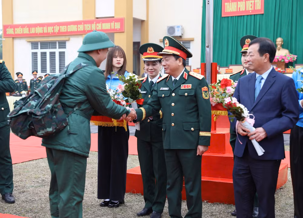 Đồng chí Trịnh Văn Quyết động viên tân binh thành phố Việt Trì lên đường nhập ngũ.
