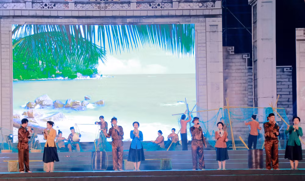 Người dân đất Tổ lần đầu được thưởng thức dân ca Ví Giặm Nghệ Tĩnh. Người dân đất Tổ lần đầu được thưởng thức dân ca Ví Giặm Nghệ Tĩnh.