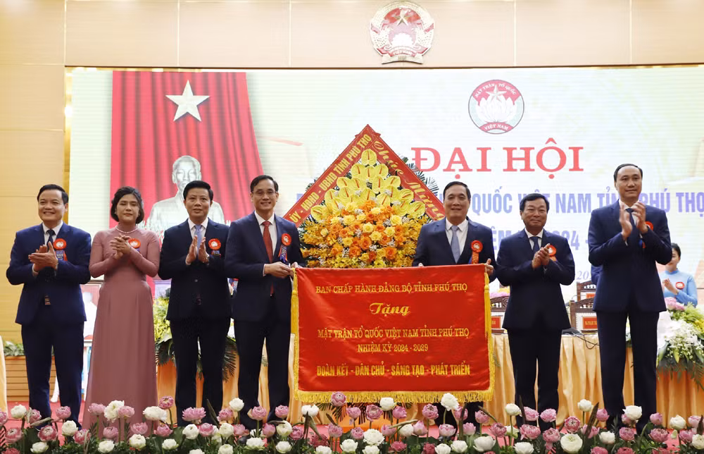 Lãnh đạo tỉnh Phú Thọ tặng đại hội bức trướng với dòng chữ: Đoàn kết-Dân chủ-Đổi mới-Phát triển.