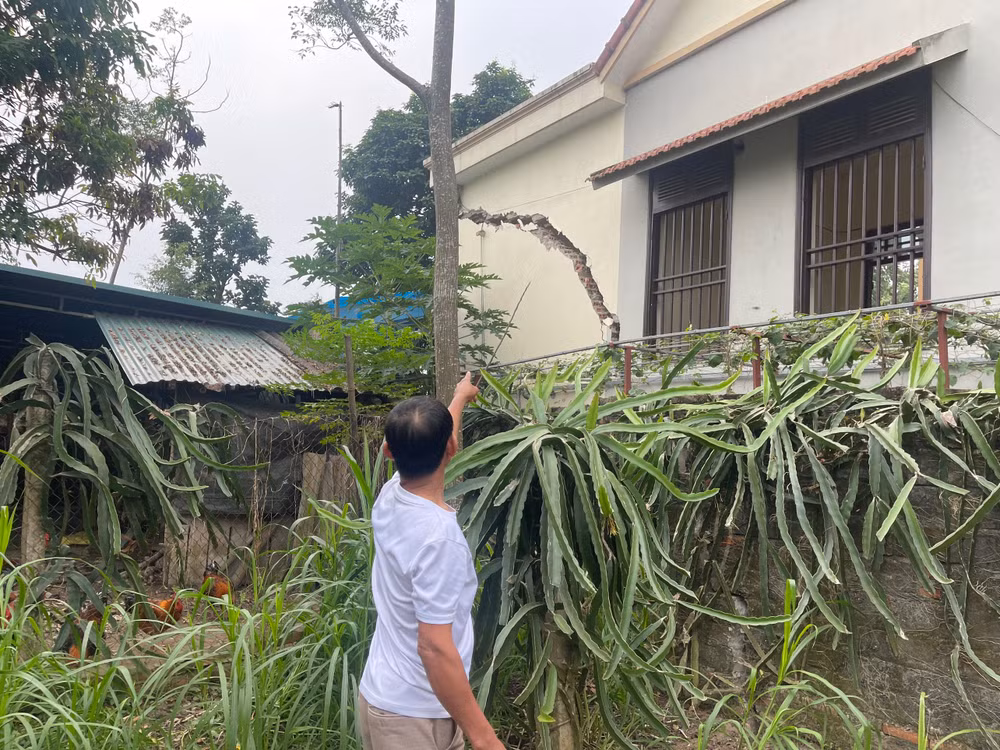 Sạt lở khiến nhà dân bị nứt toác.
