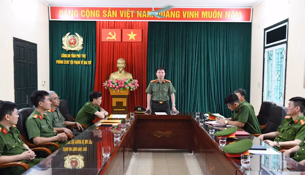 Giám đốc Công an tỉnh Phú Thọ Nguyễn Minh Tuấn trực tiếp chỉ đạo cán bộ, chiến sĩ Phòng Cảnh sát điều tra tội phạm về ma túy phá chuyên án ma túy này. Giám đốc Công an tỉnh Phú Thọ Nguyễn Minh Tuấn trực tiếp chỉ đạo cán bộ, chiến sĩ Phòng Cảnh sát điều tra tội phạm về ma túy phá chuyên án ma túy này.
