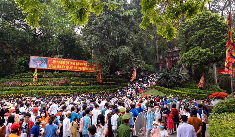 Đông đảo du khách về dâng hương tưởng niệm các Vua Hùng.