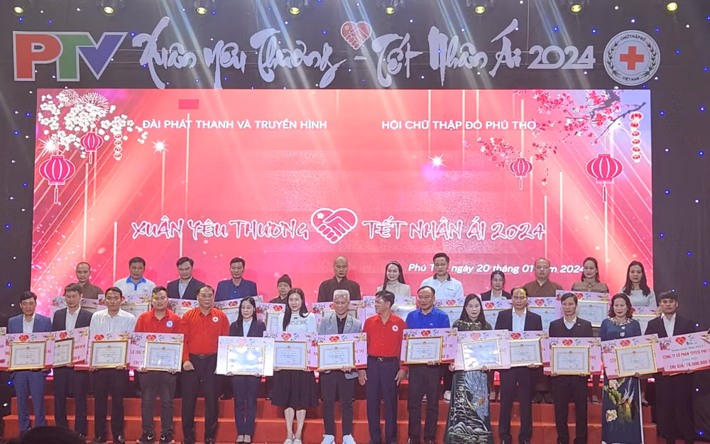 Các đơn vị, doanh nghiệp, nhà hảo tâm ủng hộ chương trình được gần 19 tỷ đồng hỗ trợ người nghèo, người có hoàn cảnh khó khăn trên địa bàn tỉnh.