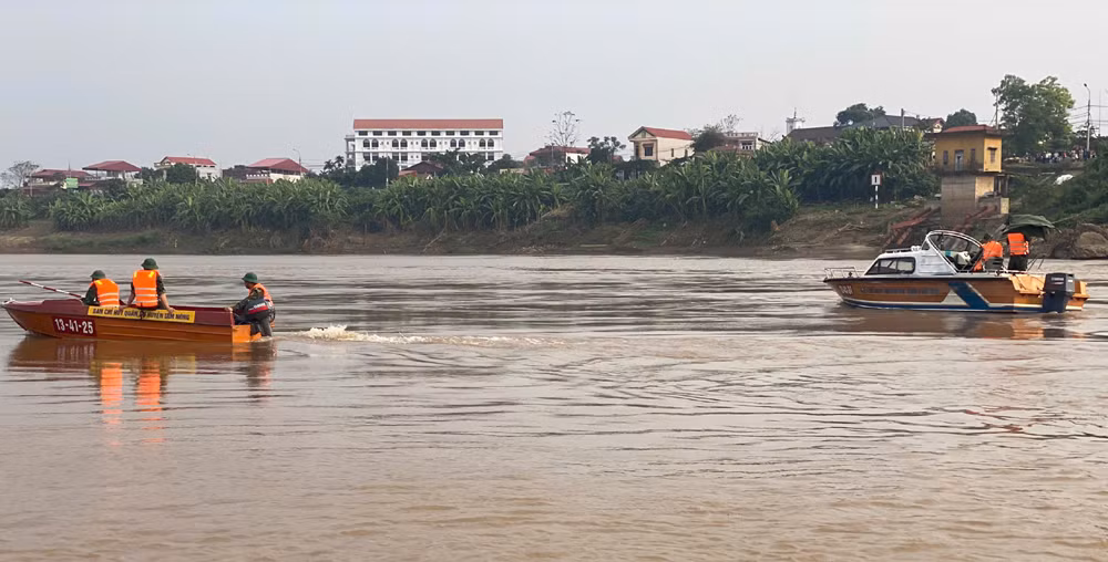 Bộ Chỉ huy Quân sự tỉnh Phú Thọ huy động nhiều lực lượng, phương tiện để tìm kiếm các học sinh mất tích do đuối nước. (Ảnh: NGỌC LONG)