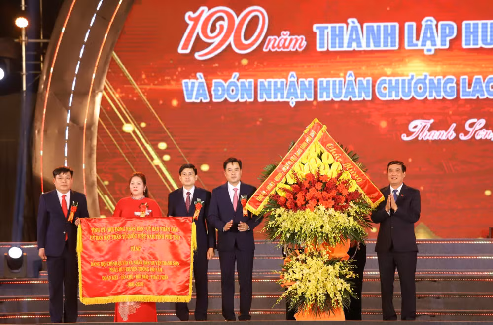 Bí thư Tỉnh ủy Phú Thọ Bùi Minh Châu tặng hoa chúc mừng Đảng bộ, chính quyền và nhân dân huyện Thanh Sơn.