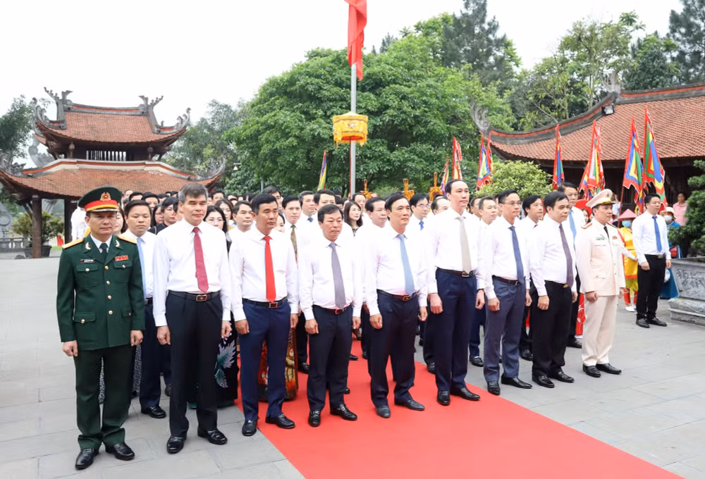 Các đại biểu dự Lễ giỗ Đức Quốc Tổ Lạc Long Quân.