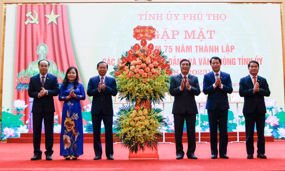 Đồng chí Bùi Minh Châu tặng hoa chúc mừng các ban xây dựng Đảng và Văn phòng Tỉnh ủy Phú Thọ. Đồng chí Bùi Minh Châu tặng hoa chúc mừng các ban xây dựng Đảng và Văn phòng Tỉnh ủy Phú Thọ.