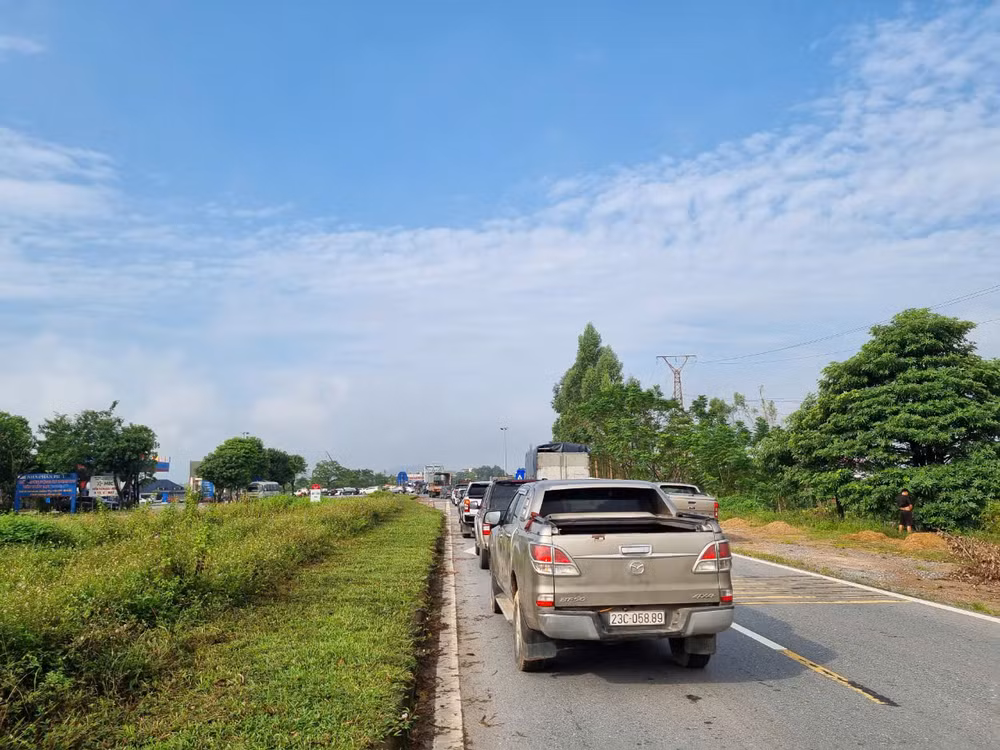Tuy nhiên, tình trạng ùn ứ ở lối xuống cầu phao đã diễn ra đầu giờ sáng.