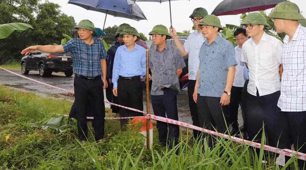 Chủ tịch Ủy ban nhân dân tỉnh Phú Thọ Bùi Văn Quang kiểm tra tình hình sạt lở trên các sông chạy qua tỉnh Phú Thọ.