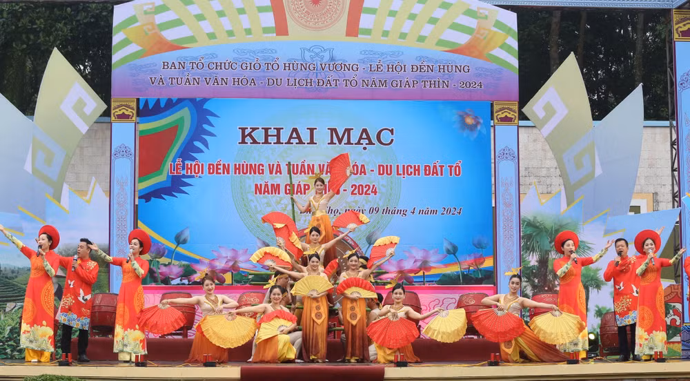 Tiết mục văn nghệ tại lễ khai mạc Lễ hội Đền Hùng năm nay. Tiết mục văn nghệ tại lễ khai mạc Lễ hội Đền Hùng năm nay.