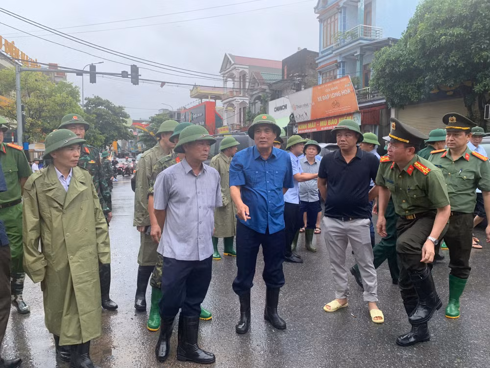 Bí thư Tỉnh ủy và Chủ tịch Ủy ban nhân dân tỉnh Phú Thọ trực tiếp chỉ đạo công tác ứng cứu, khắc phục lũ lụt tại huyện Hạ Hòa và Cẩm Khê.