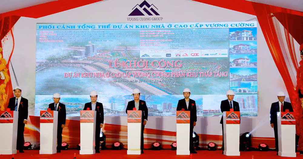 Các đại biểu ấn nút khởi công dự án.