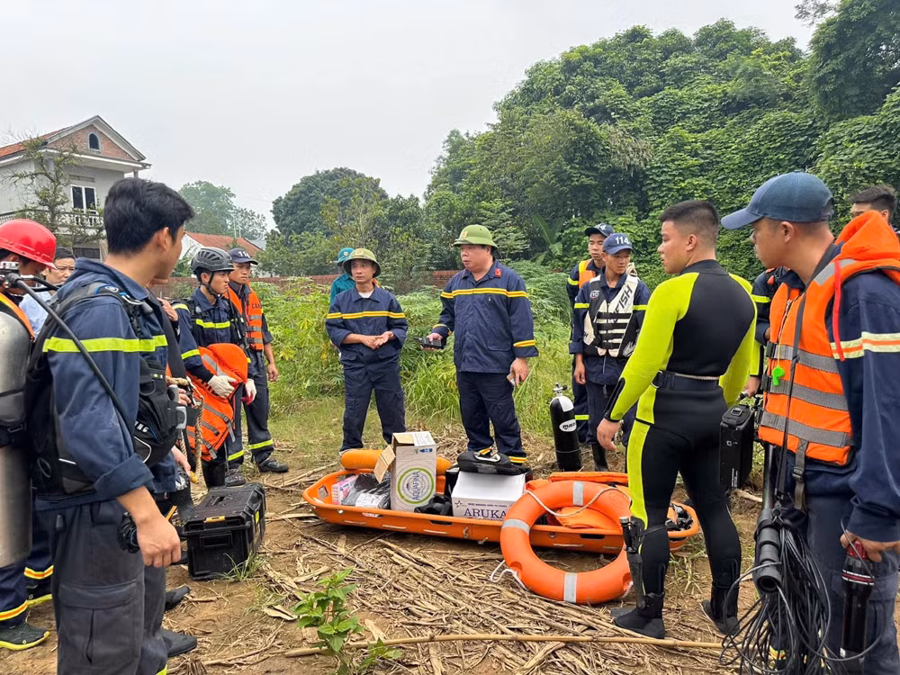 Cán bộ, chiến sĩ Công an tỉnh được trang bị nhiều thiết bị hiện đại để tiếp cận hiện trường.