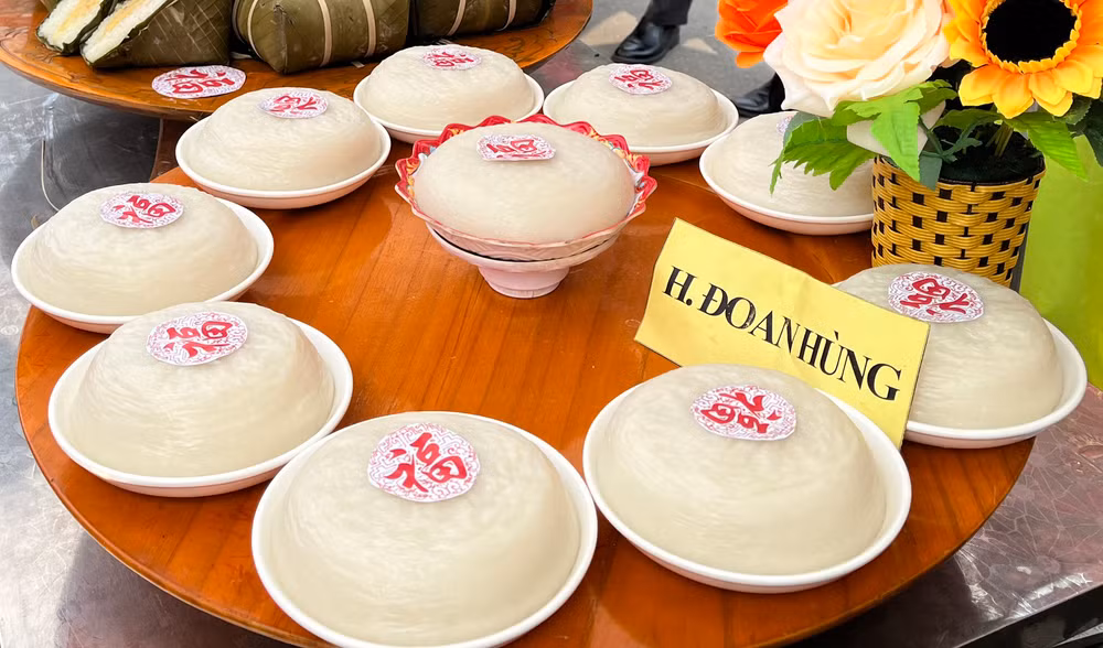 Bánh giày sau khi hoàn thành phải đạt tiêu chí dẻo, mịn trắng, bánh tròn, thành cao và bày trên mâm phải có chữ "Phúc" màu đỏ. Bánh giày sau khi hoàn thành phải đạt tiêu chí dẻo, mịn trắng, bánh tròn, thành cao và bày trên mâm phải có chữ "Phúc" màu đỏ.