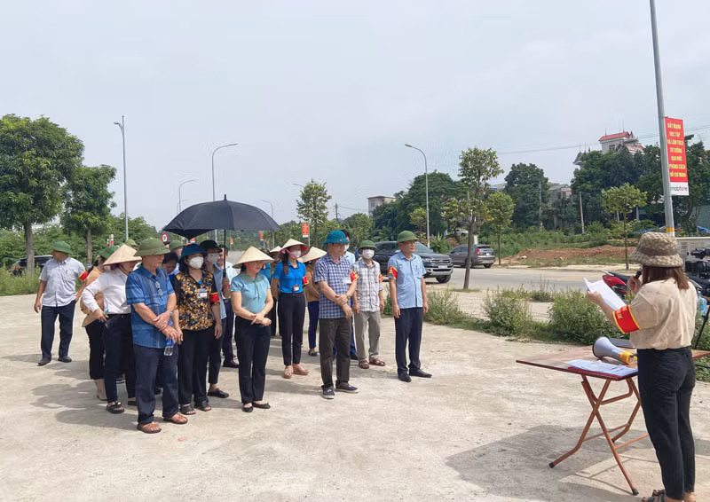 Lực lượng chức năng thành phố Việt Trì đọc quyết định tiến hành cưỡng chế kiểm đếm bắt buộc đối với ba hộ dân xã Trưng Vương.