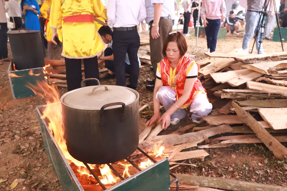 Sau khi bánh chưng được gói xong các đội phải luộc trong vòng 5 giờ. Bánh luộc chín phải bảo đảm tiêu chí về thẩm mỹ như: bánh chín rền, vuông, cao thành, thơm ngon và mùi vị hấp dẫn. Sau khi bánh chưng được gói xong các đội phải luộc trong vòng 5 giờ. Bánh luộc chín phải bảo đảm tiêu chí về thẩm mỹ như: bánh chín rền, vuông, cao thành, thơm ngon và mùi vị hấp dẫn.