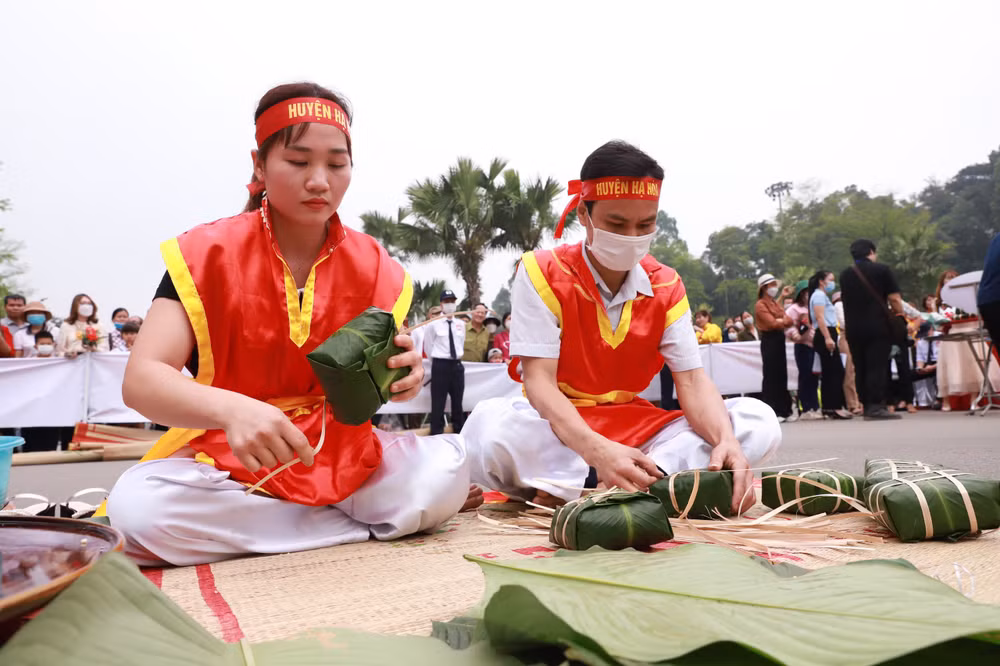 Gói bánh chưng đã trở thành nét đẹp truyền thống của dân tộc Việt Nam bao đời nay. Gói bánh chưng đã trở thành nét đẹp truyền thống của dân tộc Việt Nam bao đời nay.