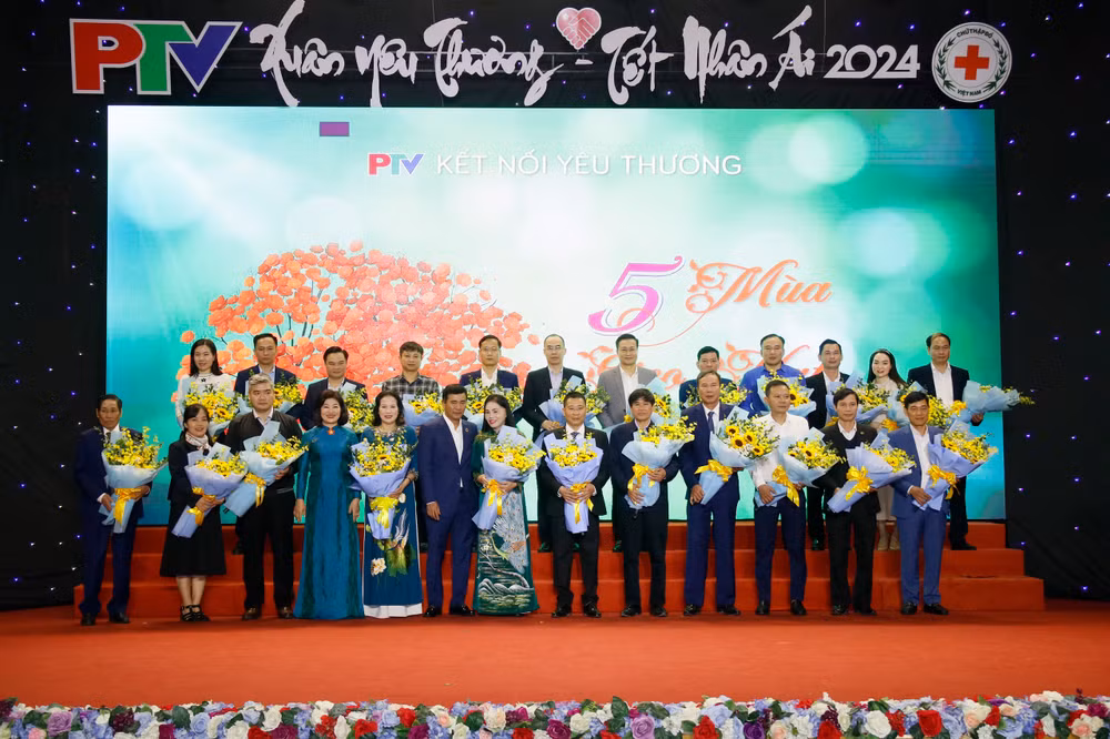 Ban tổ chức chương trình tặng hoa tri ân các nhà hảo tâm, các doanh nghiệp đã ủng hộ giúp đỡ, sẻ chia với người nghèo, người có hoàn cảnh khó khăn trên địa bàn tỉnh. Ban tổ chức chương trình tặng hoa tri ân các nhà hảo tâm, các doanh nghiệp đã ủng hộ giúp đỡ, sẻ chia với người nghèo, người có hoàn cảnh khó khăn trên địa bàn tỉnh.