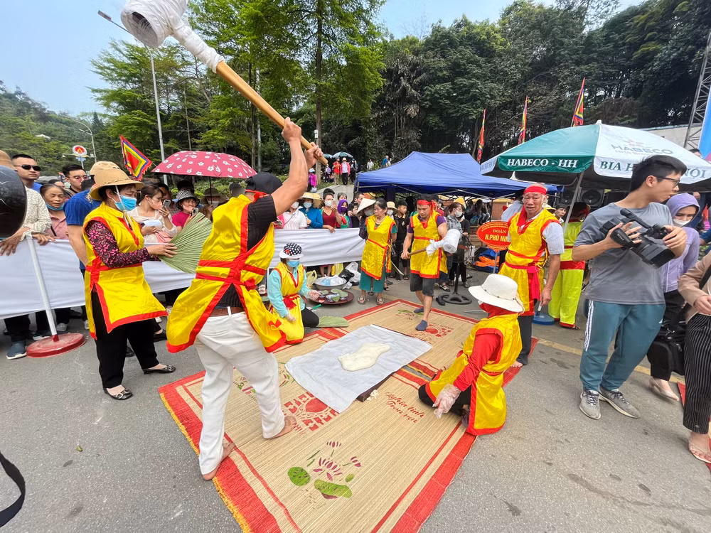 Hội thi giã bánh dày được tổ chức trong buổi chiều cùng ngày và có sự tham gia của các địa phương trong tỉnh. Hội thi giã bánh dày được tổ chức trong buổi chiều cùng ngày và có sự tham gia của các địa phương trong tỉnh.
