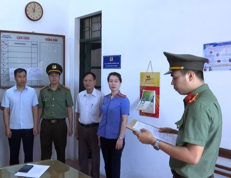 Lực lượng chức năng tiến hành bắt Nguyễn Tiến Lâm liên quan đến sai phạm đất đai tại thị xã Phú Thọ.