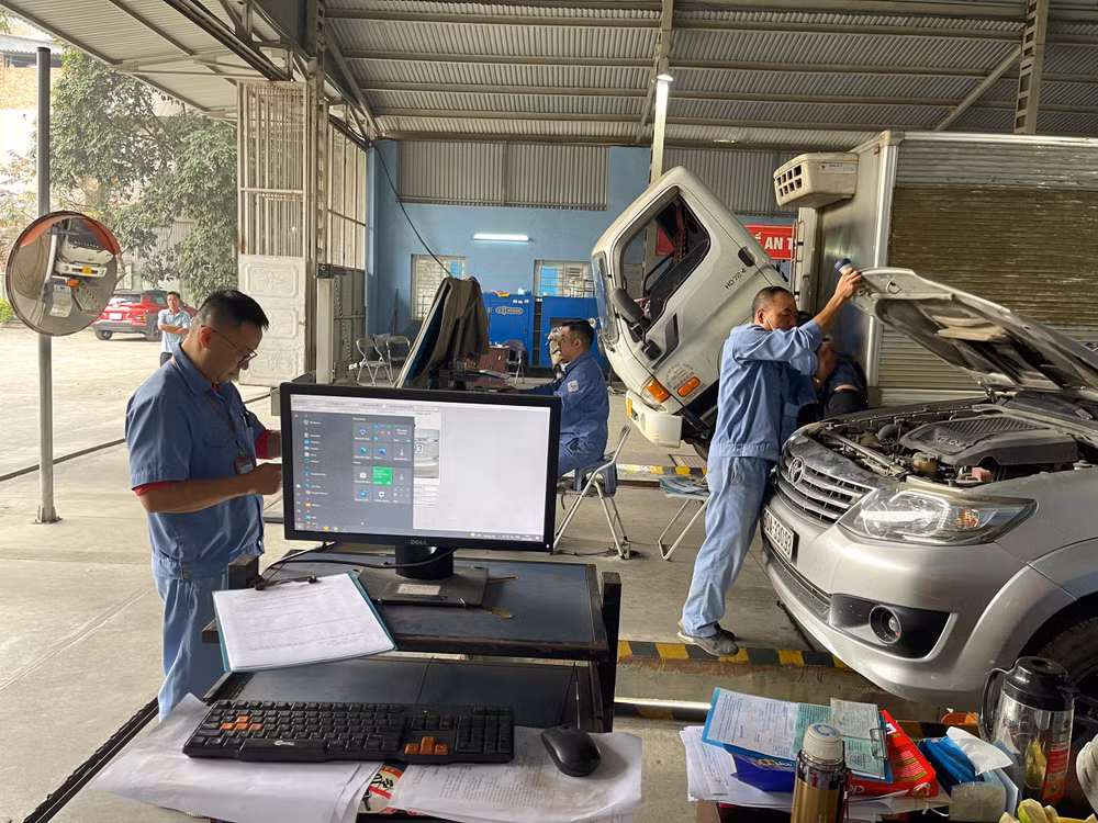Cán bộ đăng kiểm Trung tâm đăng kiểm xe cơ giới 19-01V kiểm tra kỹ lưỡng xe đến đăng kiểm.