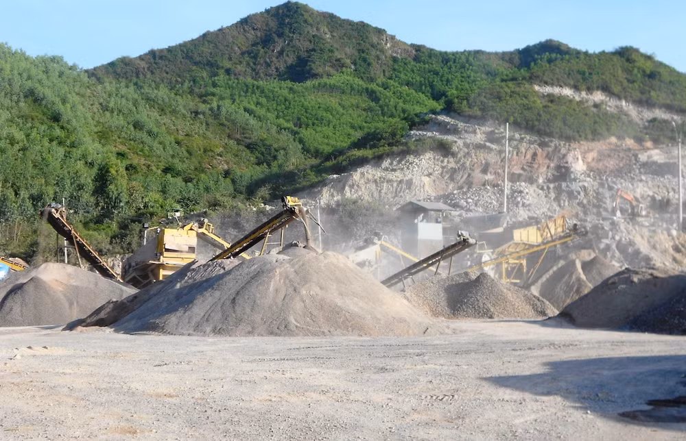 Khai thác đá tại mỏ đá Hang Nắng của Công ty cổ phần khoáng sản và vật liệu xây dựng Tự Lập.