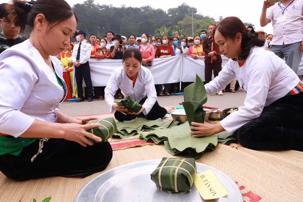 Hội thi có sự góp mặt của 13 đội đến từ 13 huyện, thành, thị trong tỉnh. Mỗi đội tham gia có 3 người và phải gói 10 bánh chưng vuông trong vòng 10 phút. Hội thi có sự góp mặt của 13 đội đến từ 13 huyện, thành, thị trong tỉnh. Mỗi đội tham gia có 3 người và phải gói 10 bánh chưng vuông trong vòng 10 phút.