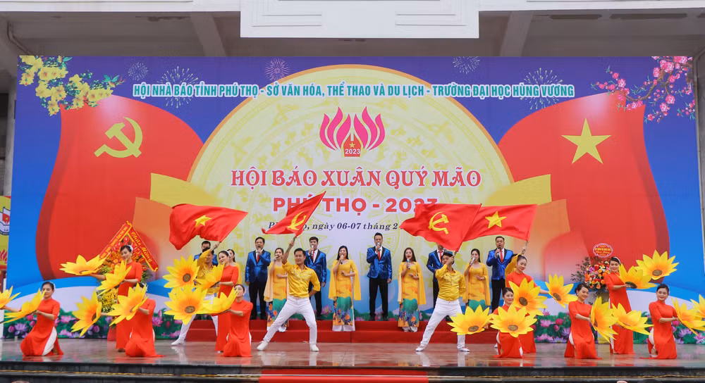 Chương trình văn nghệ đặc sắc chào mừng Hội báo Xuân. Chương trình văn nghệ đặc sắc chào mừng Hội báo Xuân.