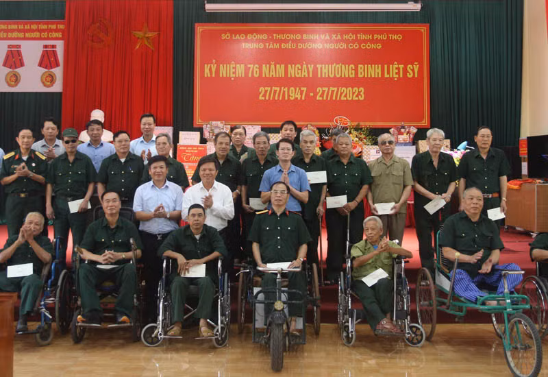 Lãnh đạo Ủy ban nhân dân tỉnh thăm hỏi tặng quà các thương, bệnh binh đang điều trị tại Trung tâm điều dưỡng người có công tỉnh. Lãnh đạo Ủy ban nhân dân tỉnh thăm hỏi tặng quà các thương, bệnh binh đang điều trị tại Trung tâm điều dưỡng người có công tỉnh.