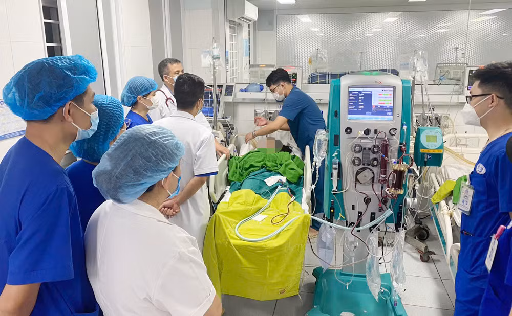 Các y, bác sĩ Bệnh viện đa khoa tỉnh Phú Thọ cấp cứu 2 người bị ngạt khí độc.