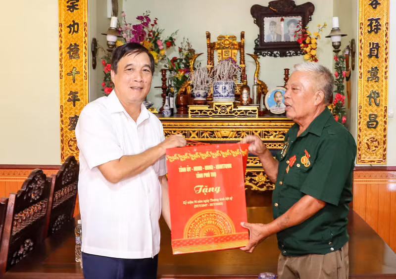Bí thư Tỉnh ủy Phú Thọ Bùi Minh Châu thăm hỏi, tặng quà thương, bệnh binh huyện Thanh Thủy.