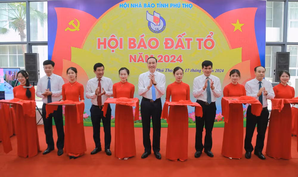 Các đại biểu cắt băng khai trương Hội Báo Đất Tổ... Các đại biểu cắt băng khai trương Hội Báo Đất Tổ...