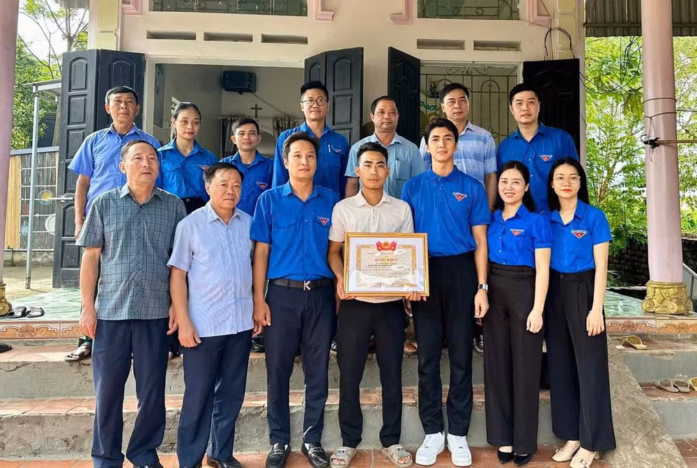 Trao Bằng khen cho thanh niên Ngô Quốc Trung.