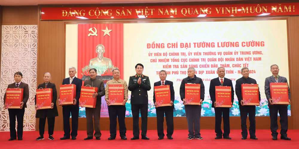 Đại tướng Lương Cường tặng quà cho các gia đình chính sách, người có công tiêu biểu trên địa bàn tỉnh.