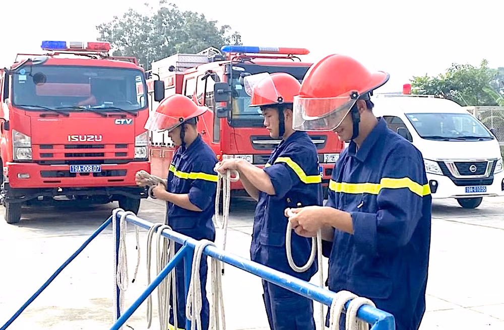 Cảnh sát phòng cháy chữa cháy chuẩn bị các phương án cần thiết bảo đảm an toàn phòng chống cháy nổ. Cảnh sát phòng cháy chữa cháy chuẩn bị các phương án cần thiết bảo đảm an toàn phòng chống cháy nổ.