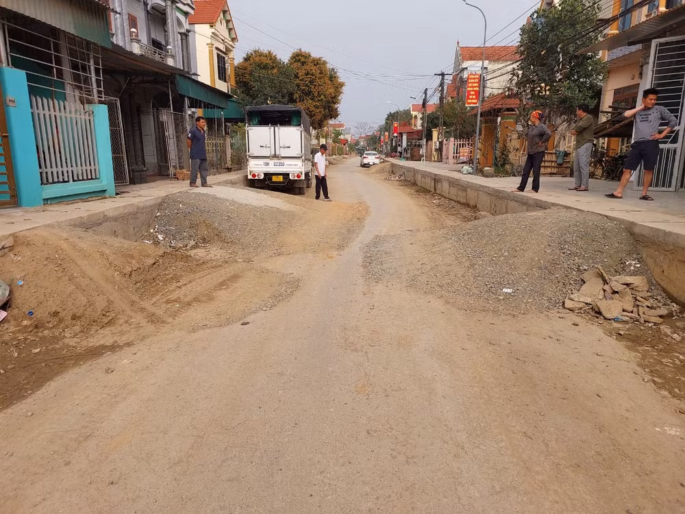 Nhiều người dân phải đổ đất đá để làm đường vào nhà khiến lòng đường bị thu hẹp tiềm ẩn nhiều nguy cơ tai nạn giao thông.