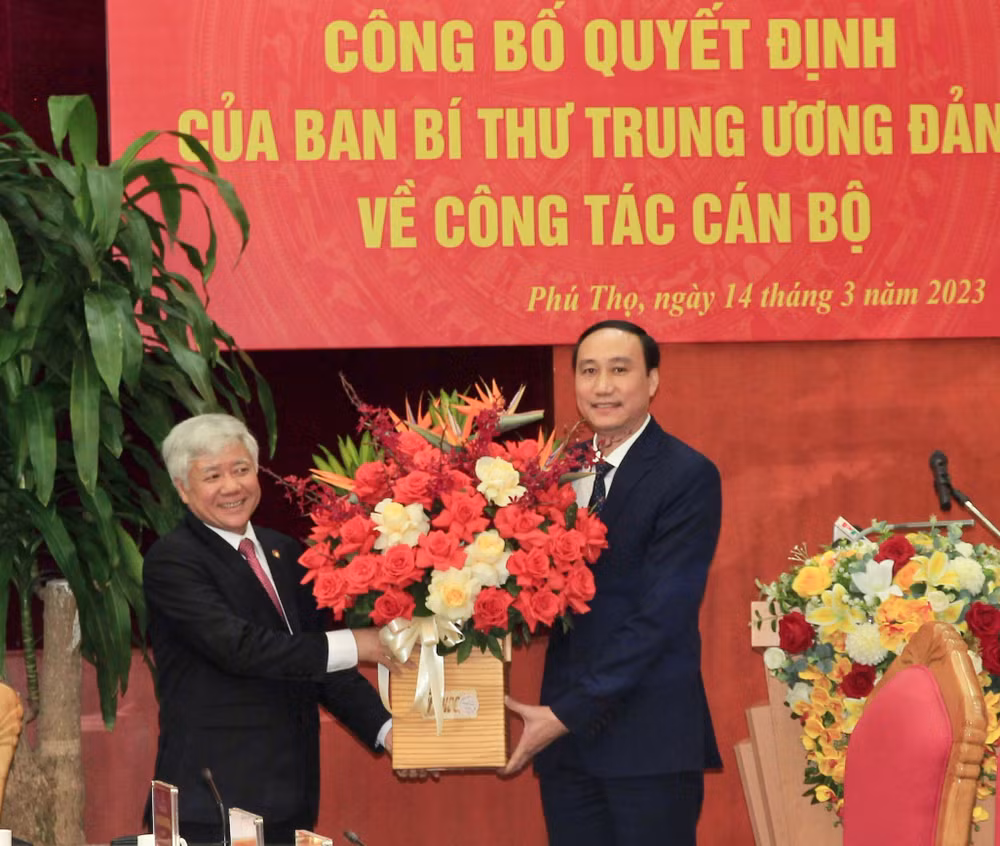 Bí thư Trung ương Đảng, Chủ tịch Ủy ban Trung ương Mặt trận Tổ quốc Việt Nam Đỗ Văn Chiến tặng hoa chúc mừng đồng chí Phùng Khánh Tài.