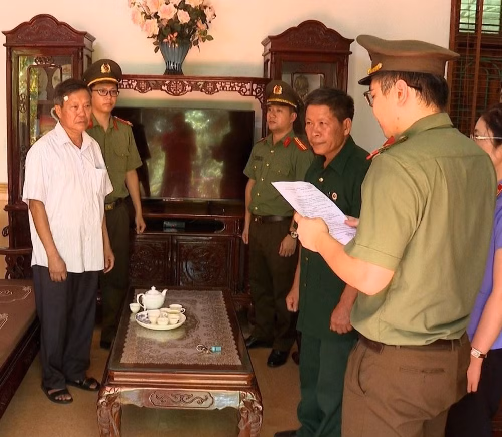 Cơ quan điều tra đọc lệnh bắt, khám xét nơi ở của Đoàn Kim Nho, nguyên Trưởng phòng Tài nguyên và Môi trường thị xã Phú Thọ.
